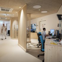 Face à l'augmentation des dépenses de santé, la Suisse cherche de nouveaux modèles pour préserver la qualité des soins.