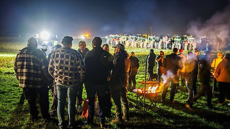 Le grand rassemblement de tracteurs de jeudi soir sur sol vaudois a convergé dans un champ agricole entre Echallens et Goumoëns-la-Ville.
