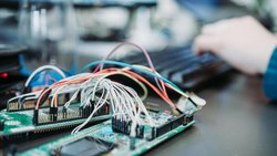 L’omniprésence des fonds et des groupes internationaux dans le top de l'IT romande transforme le marché. Face au tournus des consultants et aux questions de souveraineté numérique, les clauses de sortie se multiplient dans les contrats des clients.