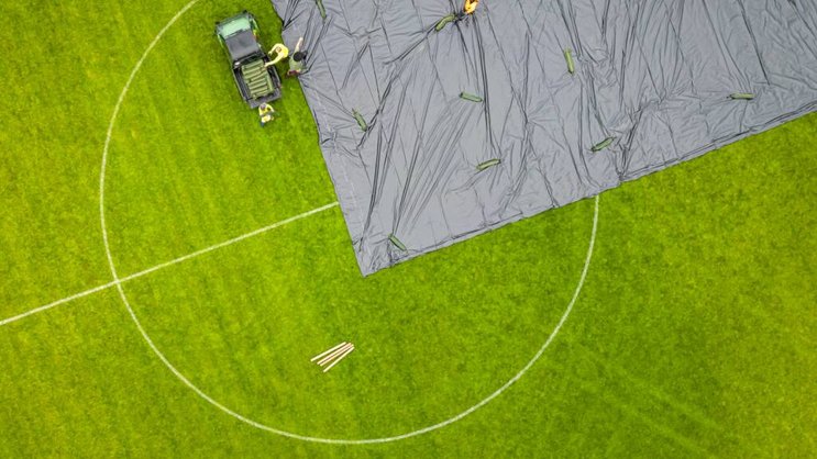 L'année dernière, un terrain de football de Kloten a été recouvert d'un film plastique en raison d'une infestation de scarabées du Japon. Ce film devait empêcher les scarabées de s'envoler. (photo d'archives)