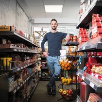 L’entreprise familiale de Kevin Jubin, directeur marketing, exploite 120 stations-services, dont 28 avec magasin, comme celle-ci, à Dombresson (NE).