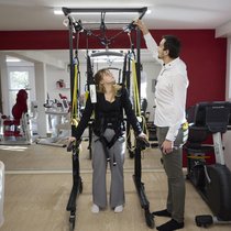 Le Skywalk, testé par Amalric Ortlieb, permet au patient de marcher en étant partiellement déchargé de son poids.
