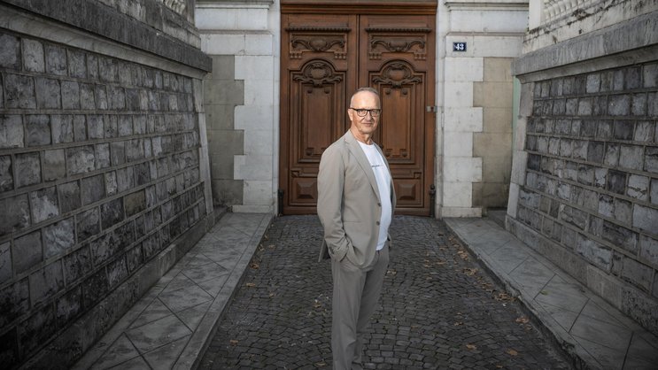 L’automatisation et l’essor de l’IA menacent l’insertion professionnelle des jeunes analystes financiers, en réduisant les opportunités d’embauche post-stage dans le secteur, selon Michel Girardin, chargé de cours à l’Unige.