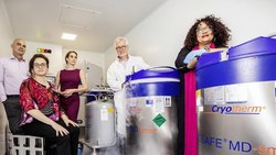 Peter Harboe-Schmidt, Daniela Marino, Fabienne Hartmann, Vincent Ronfard et Kathi Mujynya Ludunge (de g. à dr.):  au printemps 2021, le premier patient a été traité par Cutiss dans le cadre d’essais cliniques en Italie.