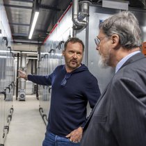 Boris Siegenthaler, cofondateur d’Infomaniak, présente son data center à Robert Cramer, président du conseil d’administration des SIG, lors de son inauguration en janvier 2025.
