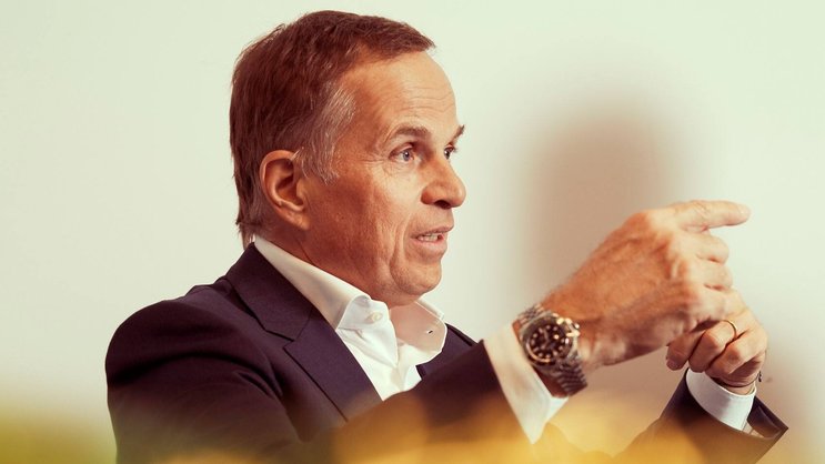 Avant Rolex, Jean-Frédéric Dufour a travaillé chez Chopard, Ulysse Nardin, Blancpain, puis de nouveau chez Chopard et enfin en tant que CEO de Zenith, qu’il a redynamisée en se concentrant sur l’horlogerie plutôt que sur le glamour de la jet-set.