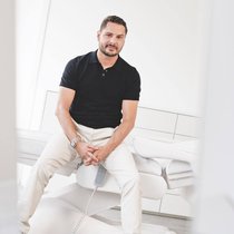 Ertan Wittwer a fondé Bestmile en 2018 avec Philip Magoulas. En 2020, il lance Hair & Skin sur le même modèle.