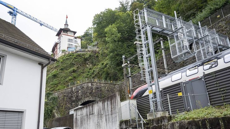 La masse rocheuse instable menace aussi directement la ligne ferroviaire devant l'entrée du tunnel.