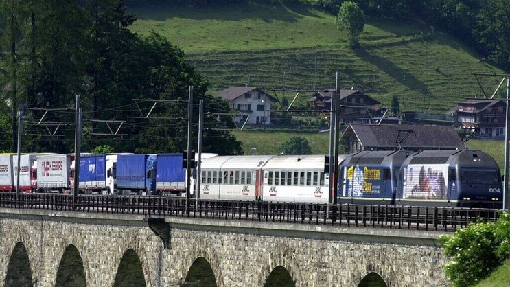 Depuis 2001, la "chaussée roulante" transfère le trafic de marchandises sur le rail à travers la Suisse. (Photo d'archives)