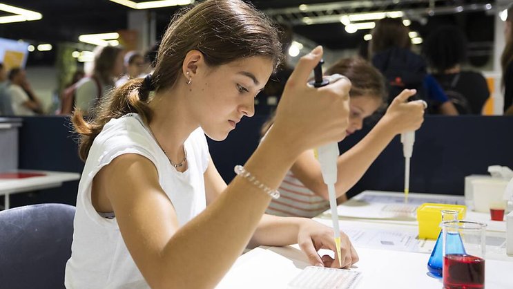 Aussi longtemps que des mesures efficaces contre la discrimination salariale ne sont pas prises et mises en ½uvre, une femme perd en moyenne environ 8000 francs de salaire par an, selon Travail.Suisse (image d'illustration).