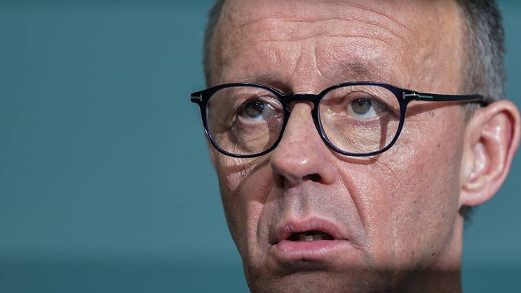 "Compte tenu des dangers qui menacent notre liberté et la paix sur notre continent, le mot d'ordre pour notre défense doit être: quoi qu'il en coûte!", a déclaré le futur chancelier allemand Friedrich Merz.