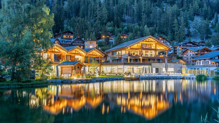 Doté de huit chambres, d’une salle de conférences et d’un spa, l'hôtel se situe en bordure immédiate du lac de Champex (VS).