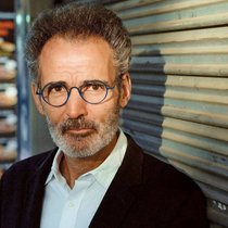 Olivier Sibony a travaillé plus de vingt ans au sein du cabinet McKinsey, à Paris, New York et Bruxelles. Ses domaines d’expertise sont alors la stratégie et la croissance dans la consommation.
