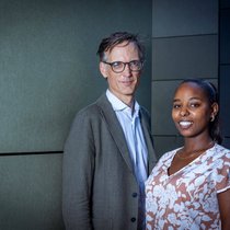 Feven Kiflom (à droite), 26 ans, vit à Genève depuis 2014 et possède un permis B. La jeune Erythréenne travaille aujourd’hui comme assistante comptable et administrative au sein de l’ONG Civitas Maxima. Lors du recrutement, ce sont les compétences de la jeune femme qui ont été déterminantes, explique Alain Werner, le directeur de l’organisation. «Enjouée, positive et compétitive au niveau de sa formation, j’ai embauché Feven car elle était la meilleure candidate pour ce poste», relève-t-il.