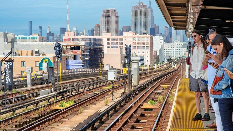 En cas de perturbations, les utilisateurs des transports publics de New York, ainsi que les automobilistes, reçoivent un message qui les informent de la situation.