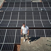 Marc Muller, fondateur d’Impact Living, sur les toits d’un des projets de rénovation chapeautée par sa société. Il s’agit de la coopérative d’habitation Le Chêne, à Nyon.
