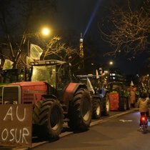 Les agriculteurs ont passé la nuit à Paris mais ont commencé à quitter la capitale avant les premières aurores.
