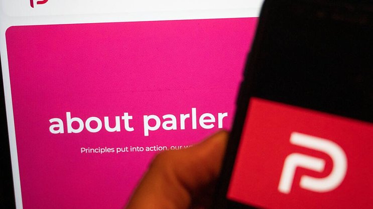 Lancé en 2018, Parler a gagné en popularité après l'éviction de Donald Trump de Twitter après l'attaque du Capitole le 6 janvier 2021 (archives).