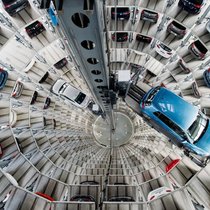 Le patron de Mercedes, Ola Källenius, évoque "une transformation comme on en voit tous les 100 ans, dans un environnement balayé par un ouragan force 5". Tandis que Marylise Léon, à la tête de la CFDT, a qualifié le moment d'"historique" et de "charnière", devant la presse cette semaine également.