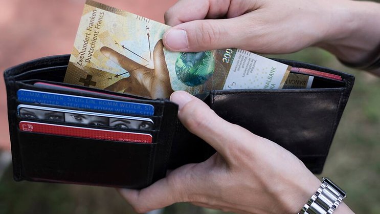 Les banques suisses profitent de marges d'intérêt élevées et augmentent la rémunération des comptes d'épargne que lorsqu'elles craignent de perdre des clients, affirme Moneyland. (KEYSTONE/Christian Beutler)