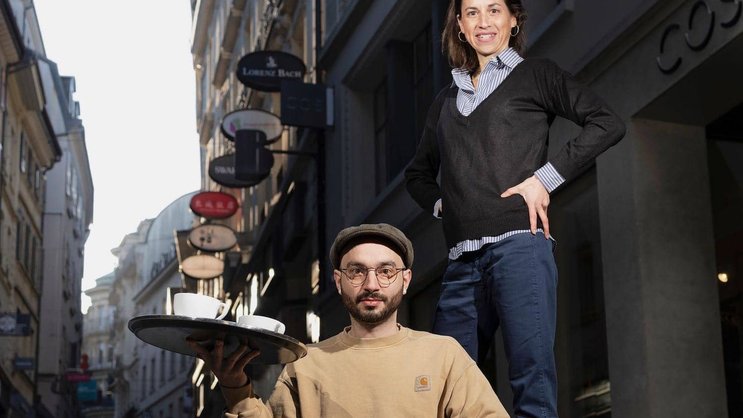 Nicolas Presti milite au sein de Renovate Switzerland, un mouvement de résistance civile pour le climat qui s’illustre par des actions fortes telles que le blocage des routes, dans une démarche non violente. Il travaille comme serveur au restaurant végétarien et végane L’éc(h)o à Lausanne où il n’a jamais caché ses activités de militant. La directrice, Zeina Ahdab, estime que les compétences professionnelles de son employé l’ont motivée à dépasser ses craintes.