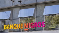 Pour 2026, Banque Migros s'attend à "de grosses incertitudes économiques et géopolitiques" sans donner de perspectives chiffrées. La direction se dit bien positionnée et entend s'appuyer sur sa "diversification et forte couverture en capitaux propres".