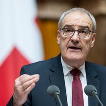 Le ministre de l'économie Guy Parmelin a assuré, durant les débats, que les assouplissements de la loi sur le matériel de guerre ne remettaient pas en cause le droit de la neutralité (archives).