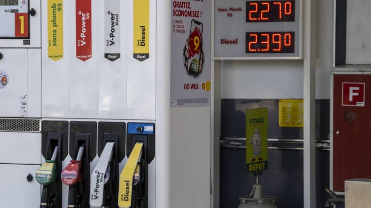 Par rapport à la même période en 2024, les prix des carburants ont reculé de 4,8% en Suisse en novembre. (archive)