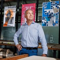 L’imprimerie Courvoisier-Gassmann, dirigée par Jean-Marc Peltier, vient de passer un audit RSE et a fait l’acquisition d’une presse qui fonctionne quasi sans chimie, tout en économisant 100 000 kW/h par an. La PME a mis en place un plan d’investissement de 5,3 millions de francs.