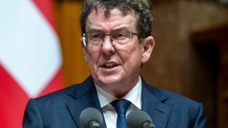 Le ministre de l'environnement Albert Rösti a dû répondre à plusieurs interpellations en lien avec les pesticides et la protection de l'eau au National.