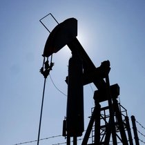 Jeudi matin, le baril de WTI nord-américain lâchait 3,24% à 60,00 dollars, et celui de Brent de la mer du Nord 3,22% à 64,37 dollars (archives).