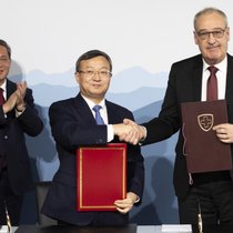 Le conseiller fédéral Guy Parmelin a intensifié ses contacts avec les autorités chinoises ces derniers mois, à l’image de sa rencontre à Berne le 15 janvier 2024 avec Wang Shouwen, vice-ministre du Commerce.