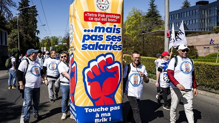 Environ 150 employés de Tetra Pak ont manifesté vendredi devant le siège de Tetra Pak à Pully.