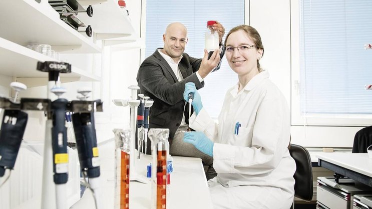 Nathalie Stransky von Heilkron et Andrej Babic, d’Adiposs, dans leur laboratoire genevois.
