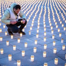 Les Caritas régionales se veulent sollidaires des personnes souffrant de pauvreté en installant "un million d'étoiles" sur les places publiques en Suisse.