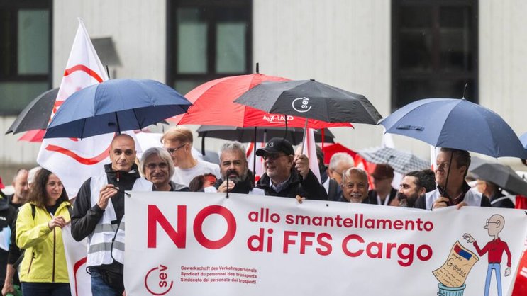 Les manifestants ont réclamé avec des banderoles le maintien d'emplois qualifiés au Tessin.