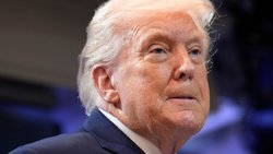 Le président américain Donald Trump a annoncé samedi des nouveaux droits de douane en réaction à la décision de la Cour suprême.