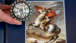 La broche faisait partie des effets personnels que l'empereur avait dû abandonner dans sa fuite dans la plaine de Waterloo.