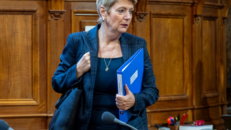 La ministre des finances Karin Keller-Sutter défend à nouveau le plan d'allègement du gouvernement face aux sénateurs lundi.