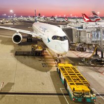 Un Airbus A350 de Cathay Pacific Airways à l'aéroport de Hong Kong, alors que les billets long-courriers sur les liaisons asiatiques flambent.