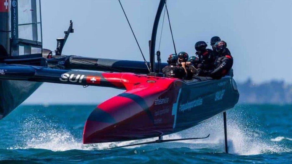 L'équipage de l'équipe suisse en pleine action au Sail GP : la voile au plus haut niveau.