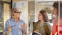 Toujours en activité même après la retraite: pour les seniors et les entreprises, cela peut présenter des avantages financiers.