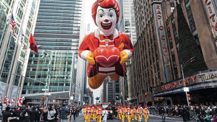 Les frères McDonald commencent à franchiser leurs restaurants aux Etats-Unis en 1953. En Suisse, la première franchise s'ouvre en 1976 à Genève. Aujourd’hui, l’enseigne compte 170 établissements dans le pays.