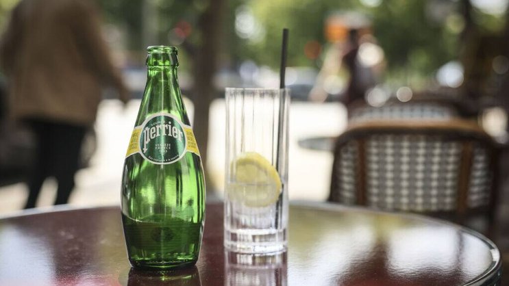 Nestlé Waters a utilisé des traitements interdits (UV, charbon actif) sur ses eaux minérales Perrier, Hépar et Contrex, avant de faire approuver par les pouvoirs publics en 2023 un nouveau système de traitement par microfiltration fine.