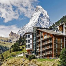 L’Omnia est perché sur un rocher, à 45 mètres au-dessus des toits du village.