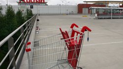 Auchan Retail, la branche distribution du groupe veut créer une "entité juridique dédiée" pour continuer à exploiter les magasins qui changeraient d'enseigne, via un contrat de franchise conclu avec Intermarché (archives).