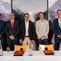 De gauche à droite: Bilal Hassan, Senior Lecturer à Les Roches Crans-Montana, Giovanni Odaglia, directeur général à Les Roches Crans-Montana, Simon Wiget, directeur de Verbier Tourisme, Christopher Meignier, président de HCommunity Foundation, et Florent Varanne, Head of Business Solutions Development chez Sommet Education.