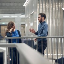 Wendy Penaloza et Raphael Hörler ont discuté à la Maison de Winterthur du département Santé de la ZHAW.