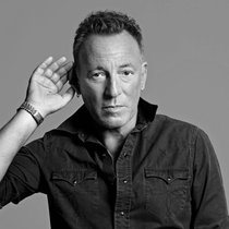 Bruce Springsteen est ambassadeur depuis 2018 de la fondation Hear the World Foundation, créée par Sonova. Le chanteur américain a été photographié par le musicien Bryan Adams. Selon l’OMS, 466 millions de personnes souffrent d’un déficit auditif.