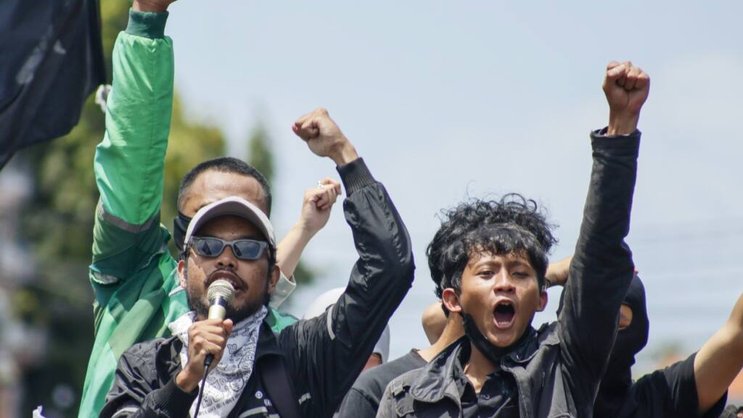 De nombreuses manifestations ont éclaté en Indonésie après la mort d'un chauffeur de taxi-moto, écrasé par un véhicule de police.